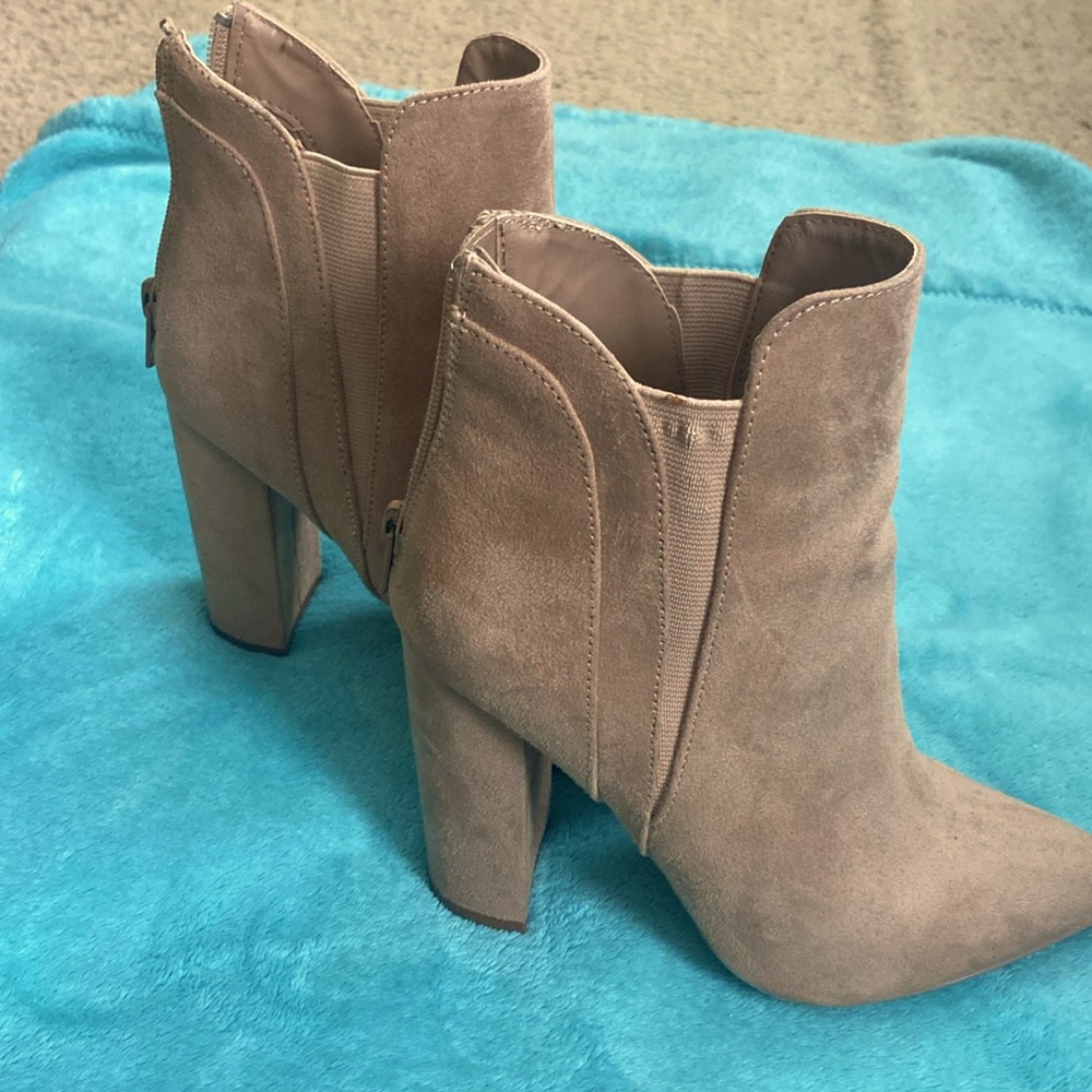 Qupid TAN ankle boots. Size 5 1/2
